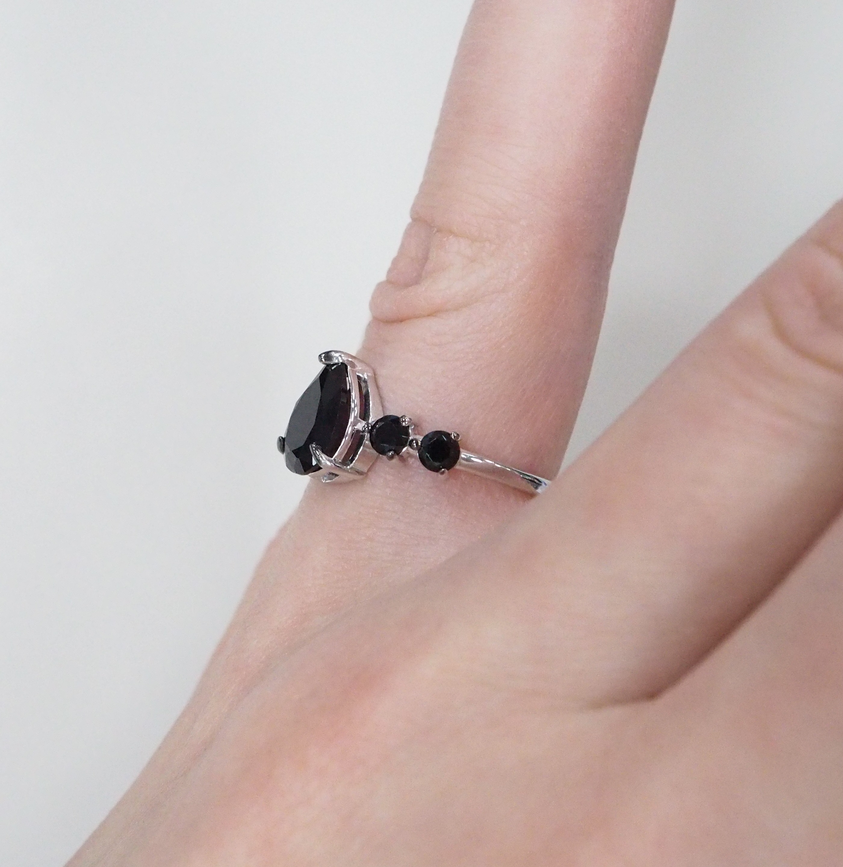 Серебряное кольцо с черными турмалинами